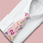 Roze loodgietersberoep loodgieter vader Stropdas<br><div class="desc">Het mannen stropdas is geïnspireerd op de uitrusting van loodgieters en is een doordacht geschenk aan het cadeau van een vader, grootvader of oom die in het loodgietersberoep werkt. Het ontwerp toont verschillende gereedschappen en symbolen van loodgieters, zoals moersleutels, pijpen, plunjers en kranen. De ingewikkelde details van deze onderdelen voegen...</div>