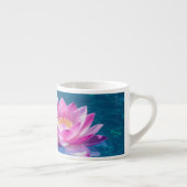 Roze Lotus Bloemen Drijven Op Kristal Blauw Water Espresso Kop (Rechts)