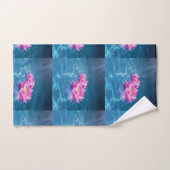 Roze Lotus Bloemen Drijven Op Kristal Blauw Water Handdoek (Handdoek)