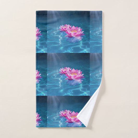 Roze Lotus Bloemen Drijven Op Kristal Blauw Water Handdoek (Handdoek)