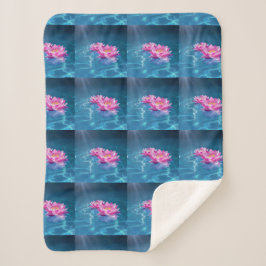 Roze Lotus Bloemen Drijven Op Kristal Blauw Water Sherpa Deken