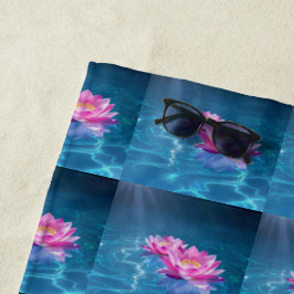 Roze Lotus Bloemen Drijven Op Kristal Blauw Water Strandlaken