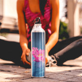 Roze Lotus Bloemen Drijven Op Kristal Blauw Water Waterfles