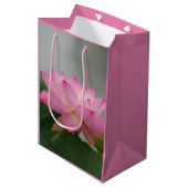 Roze Lotus Flower Gift Bag Medium Cadeauzakje (Voorkant Gekanteld)