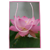 Roze Lotus Flower Gift Bag Medium Cadeauzakje (Voorkant)