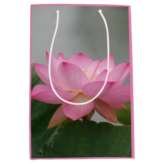Roze Lotus Flower Gift Bag Medium Cadeauzakje (Voorkant)