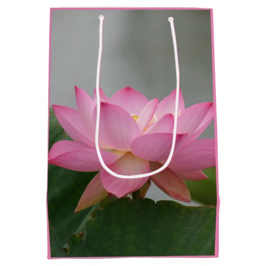 Roze Lotus Flower Gift Bag Medium Cadeauzakje (Achterkant)