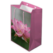 Roze Lotus Flower Gift Bag Medium Cadeauzakje (Achterkant Gekanteld)