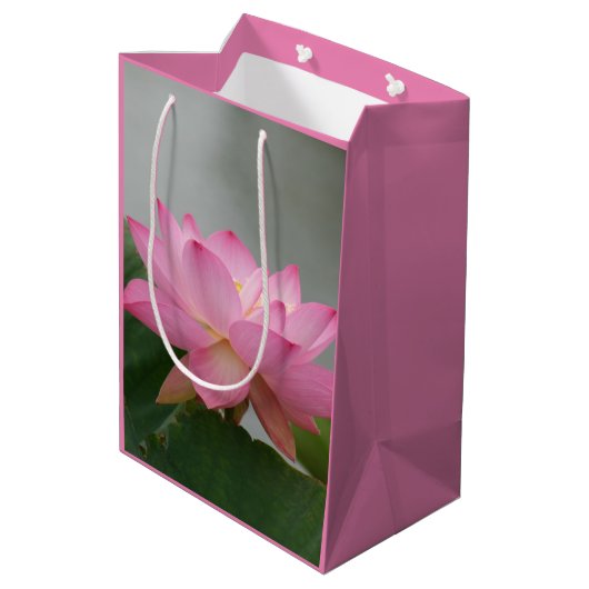 Roze Lotus Flower Gift Bag Medium Cadeauzakje (Achterkant Gekanteld)