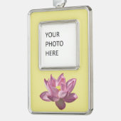 Roze Lotus Flower IV Verzilverd Omlijst Ornament (Links)