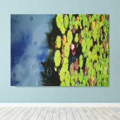 Roze lotus in regen canvas afdruk (Insitu (Houten vloer))