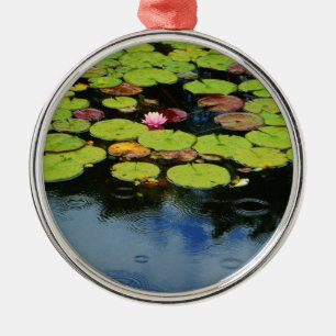 Roze lotus in regen metalen ornament