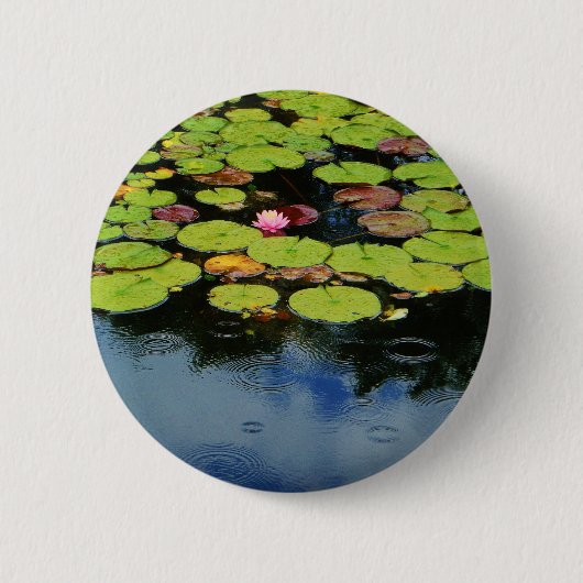 Roze lotus in regen ronde button 5,7 cm (Voorkant)