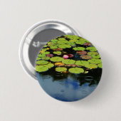 Roze lotus in regen ronde button 5,7 cm (Voorkant /achterkant)