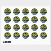 Roze lotus in regen ronde sticker (Vel)