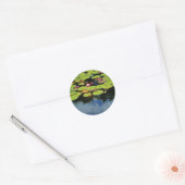 Roze lotus in regen ronde sticker (Envelop)