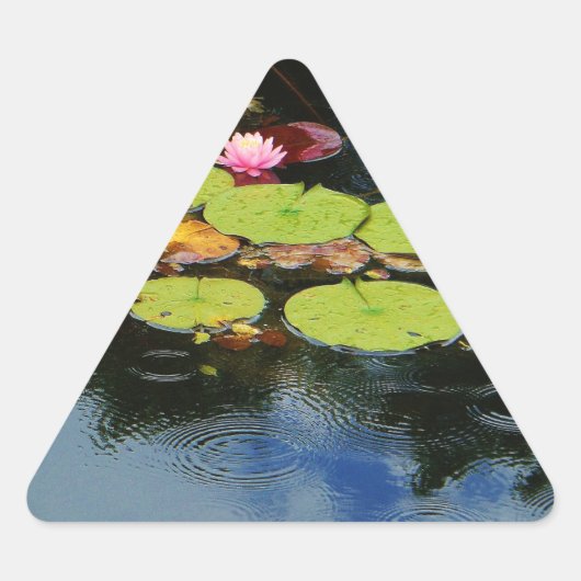Roze lotus in regen sticker (Voorkant)
