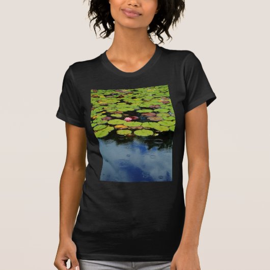 Roze lotus in regen t-shirt (Voorkant)