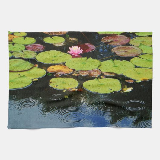Roze lotus in regen theedoek (Horizontaal)