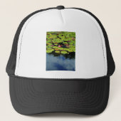 Roze lotus in regen trucker pet (Voorkant)