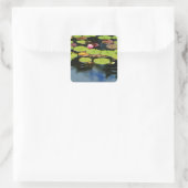 Roze lotus in regen vierkante sticker (Tas)