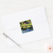 Roze lotus in regen vierkante sticker (Envelop)