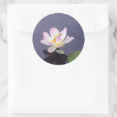 Roze Lotus met Dragon Fly Ronde Sticker (Tas)