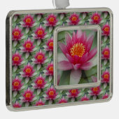 Roze Lotus Water Lily Verzilverd Omlijst Ornament (Rechts)