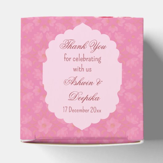 Roze lotusbloemen met schattig Indiaas bruidskoppe Bedankdoosjes (Bovenkant)