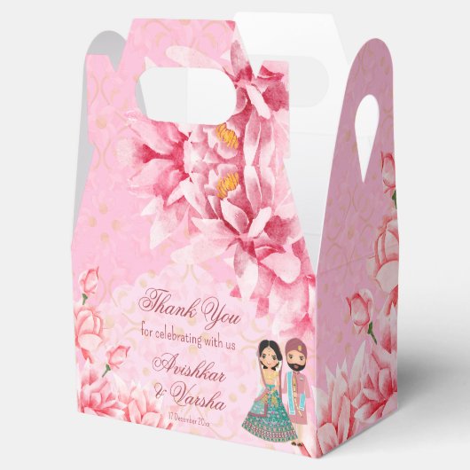 Roze lotusbloemen met schattig Indiaas bruidskoppe Bedankdoosjes (Geopend)