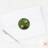 Roze lotusbloemtuin, ronde sticker (Envelop)