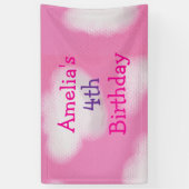 Roze lucht en pluizige wolken gepersonaliseerde ve spandoek (Verticaal)