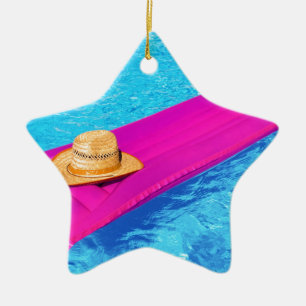 Roze luchtmatras met pet in zwembad keramisch ornament