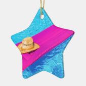 Roze luchtmatras met pet in zwembad keramisch ornament (Links)