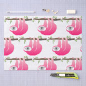 Roze luiaard hangen aan een tak tissuepapier (Craft)