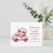Roze luiaard rijden een cabriolet verjaardagsfeest briefkaart (Staand voorkant)