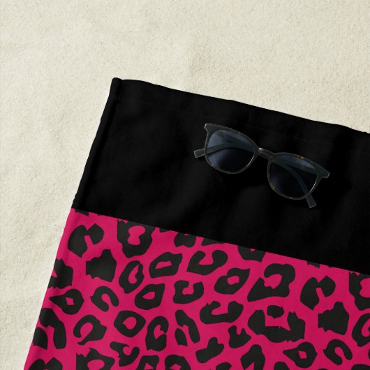 roze luipaard print gepersonaliseerd strandlaken (In situ)