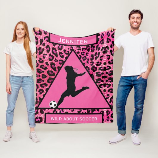 Roze luipaard voor meisjes "Wild Over Voetbal" Fleece Deken (In situ)