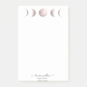roze maanfzet yoga studio schrijft rapport post-it® notes