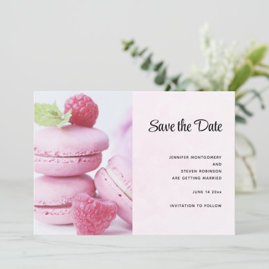 Roze Macarons en rode frambozen Save The Date (Staand voorkant)