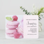 Roze Macarons met rode frambozen op zaterdag Kaart (Staand voorkant)