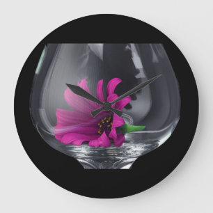 Roze Madeliefje Close-up In Een Wijn Glas Grote Klok
