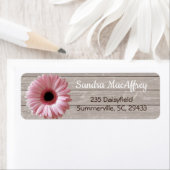 Roze madeliefje gerbera op licht hout etiket (Insitu)