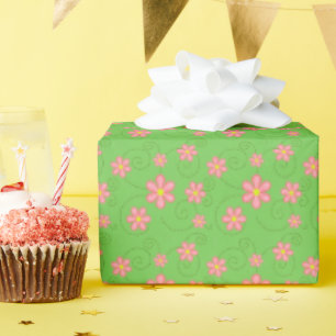 Roze madeliefjes en bug trails op helder groen cadeaupapier