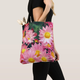 Roze madeliefjes en hommel   tote bag