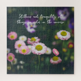 Roze madeliefjes en slipjes in de groene tuin legpuzzel