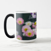 Roze madeliefjes en slipjes in de groene tuin magische mok (Links)