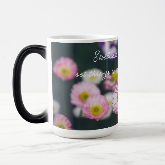 Roze madeliefjes en slipjes in de groene tuin magische mok (Links)