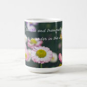 Roze madeliefjes en slipjes in de groene tuin magische mok (Midden)