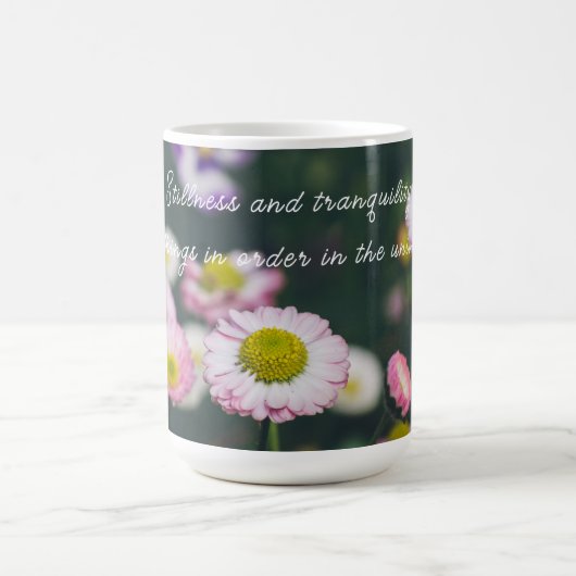 Roze madeliefjes en slipjes in de groene tuin magische mok (Midden)